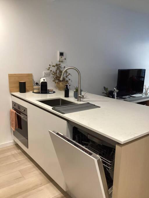 In The Heart Of Port Melbourne Apartment Bagian luar foto