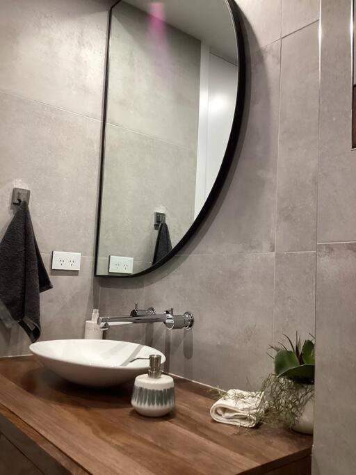 In The Heart Of Port Melbourne Apartment Bagian luar foto